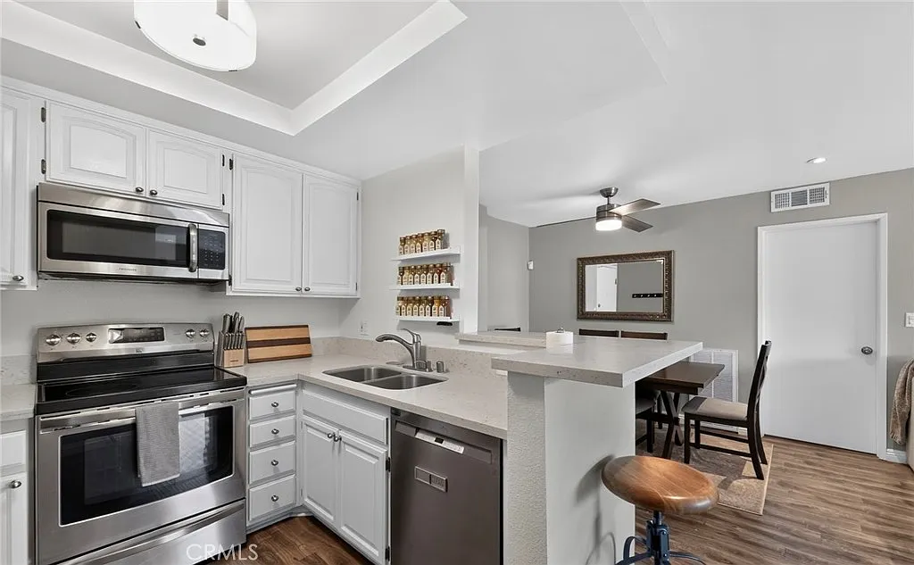 2 bed, 883 sqft, $2,595 — Photo 2