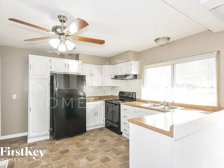 2740 Sherwood Dr — Photo 7