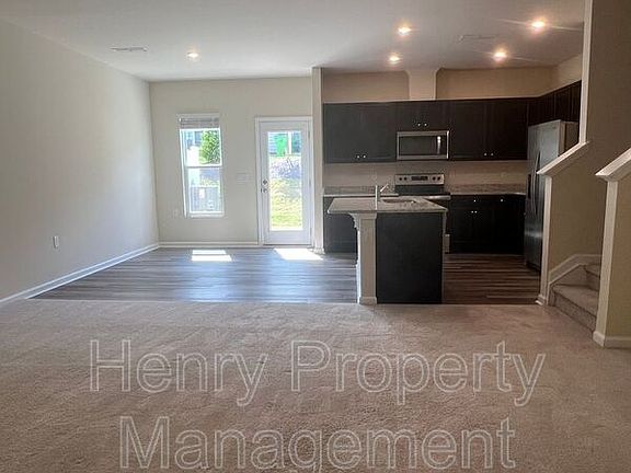 2nd image of 839 McKenzie Park Ter