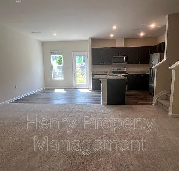 839 McKenzie Park Ter — Photo 2