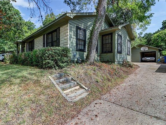 3rd image of 2300 Greenlee Dr