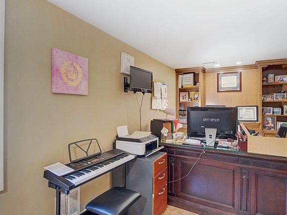 4th image of 262 Northfield Ave