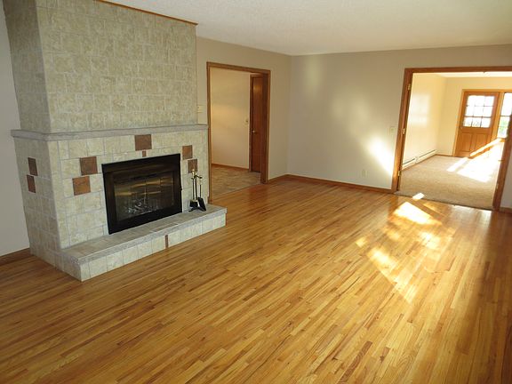 Spacious Living room w/fplc.
