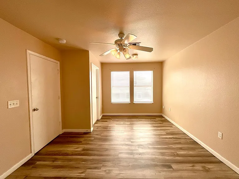 6911 Hallie Rdg — Photo 19