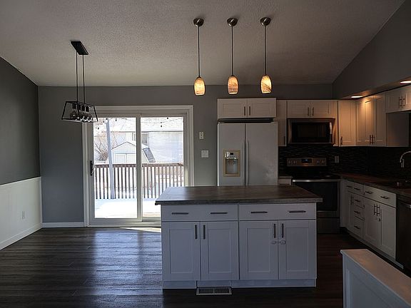 3rd image of 1340 Parkview Dr