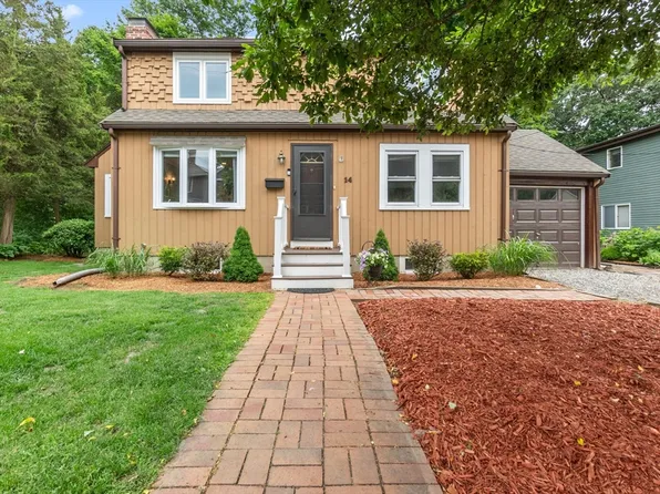 14 Hawthorne St, Wakefield, MA 01880