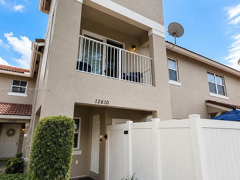12610 SW 54th St #12610 — Photo 1