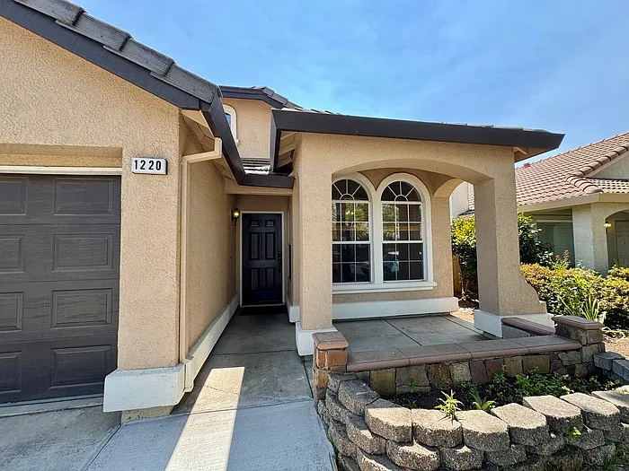 1220 Arbor Dr — Photo 2