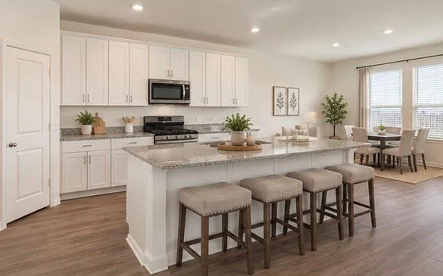 4 bed, 3.0 bath, 2390 sqft, $2,595 — Photo 2