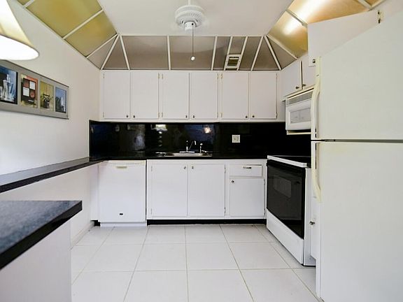 3rd image of 170 Somerset I