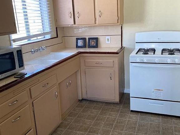 3rd image of 6028 Vineland Ave