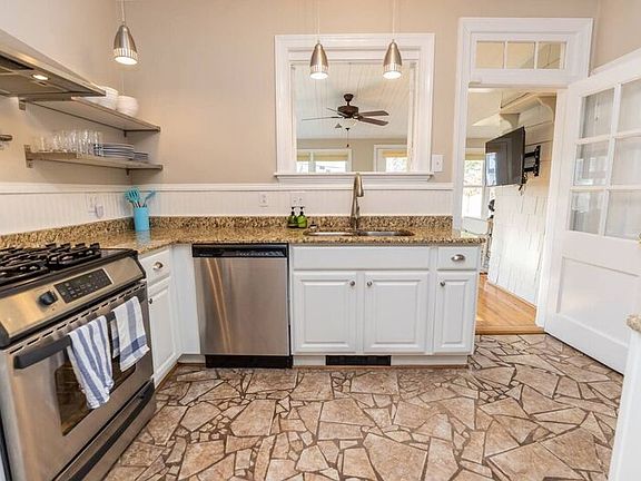 3rd image of 4018 Newport Dr