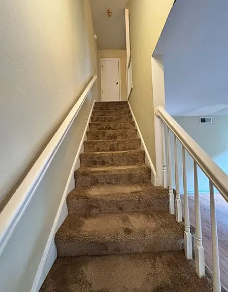 211 Hillside Ct — Photo 16