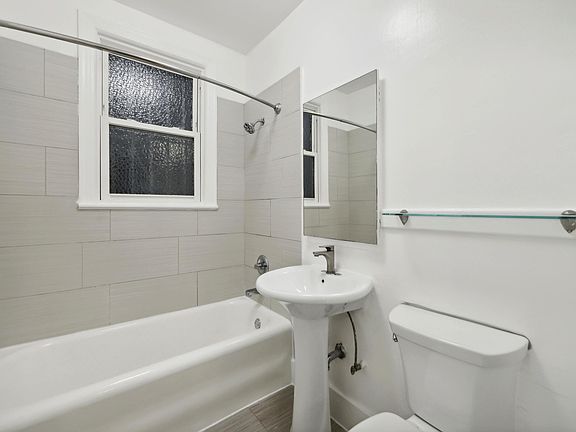 Bathroom with a toilet, sink and bathtub