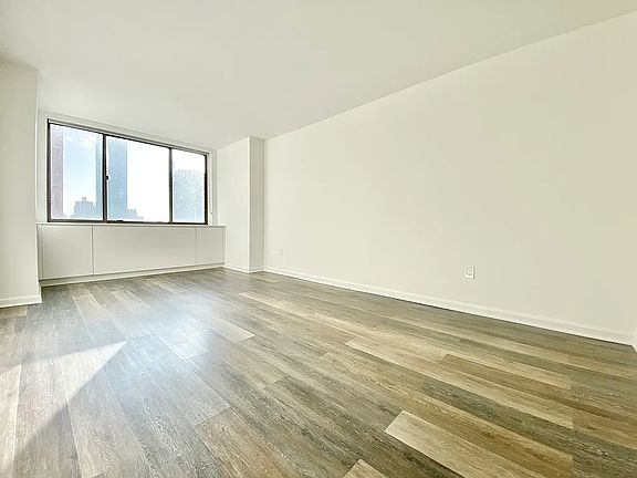 4th image of 520 W 43rd St #31JJ
