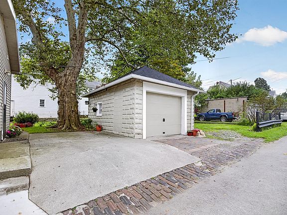 3rd image of 320 E Park Dr