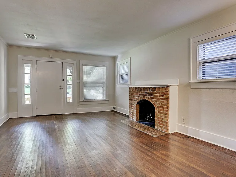 1926 W McKinney St — Photo 3