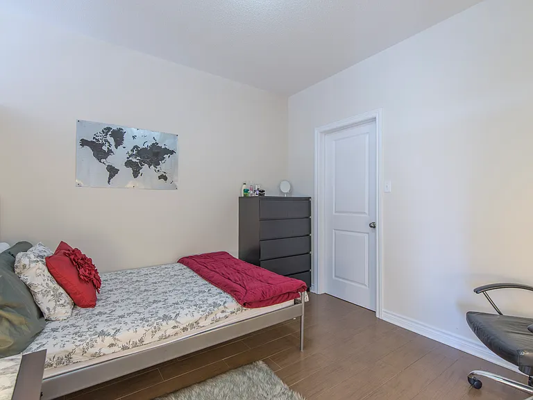 307 Lebreton St S — Photo 26