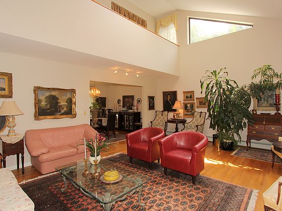 4th image of 12 Apple Hill Dr