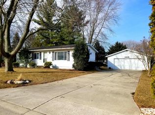 1050 Bonnie Brae Ln, Lake Geneva, WI 53147