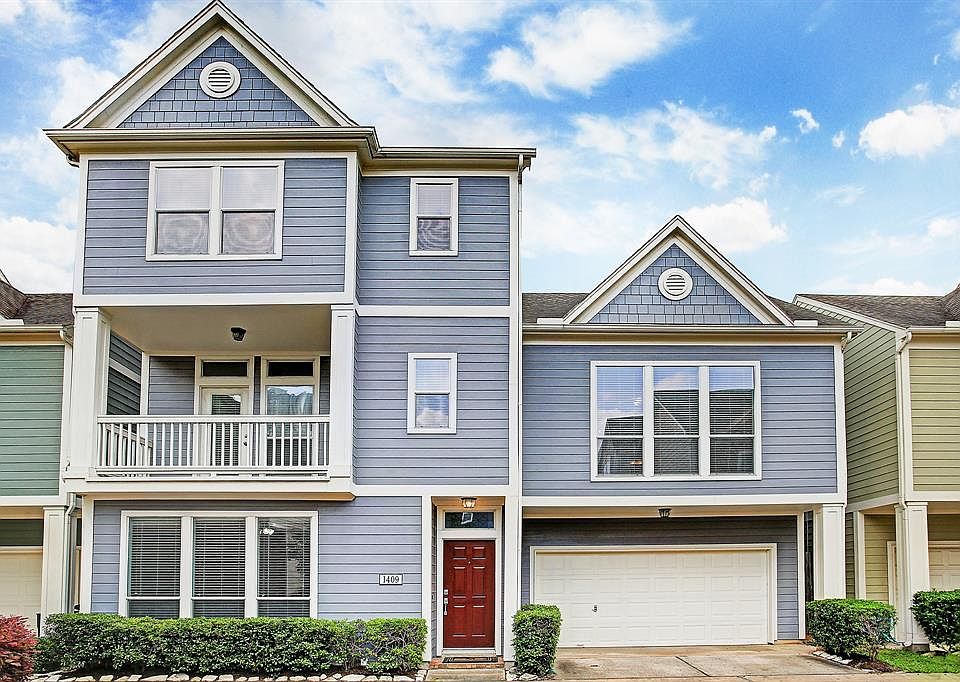 Beautiful free-standing single family home in Shady Acres! Large, easy to access garage.