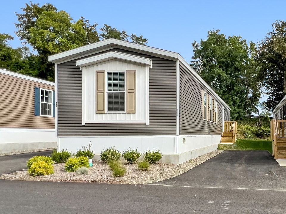 1st image of 10 Leeward Ln