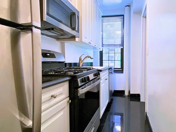 445 West 23rd Street 10F image 3 of 11