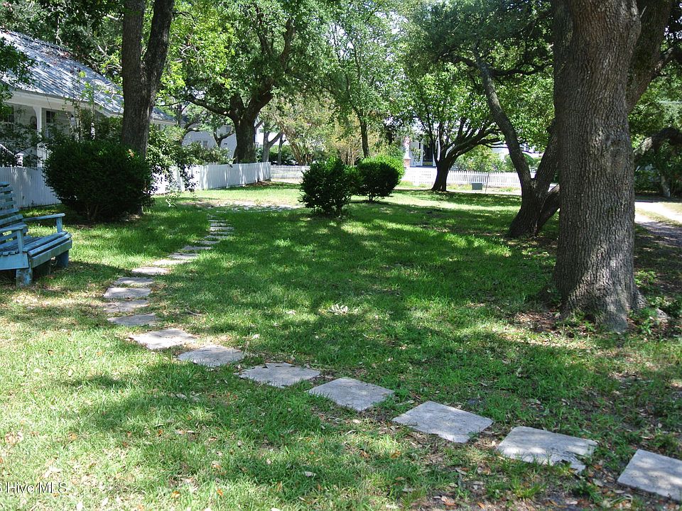 2nd image of 111 Live Oak St