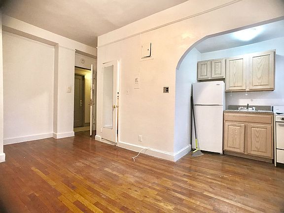 5th image of 936 W End Ave APT B7