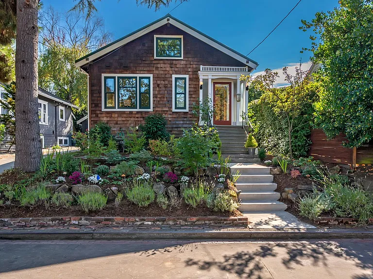 517 W Pleasant Pl — Photo 2