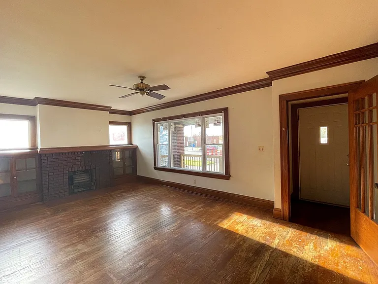 5273 Pearl Rd — Photo 2