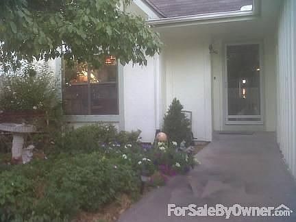 front courtyard : Beautiful fenced and shaded courtyard;welcoming for visitors or peaceful sitting