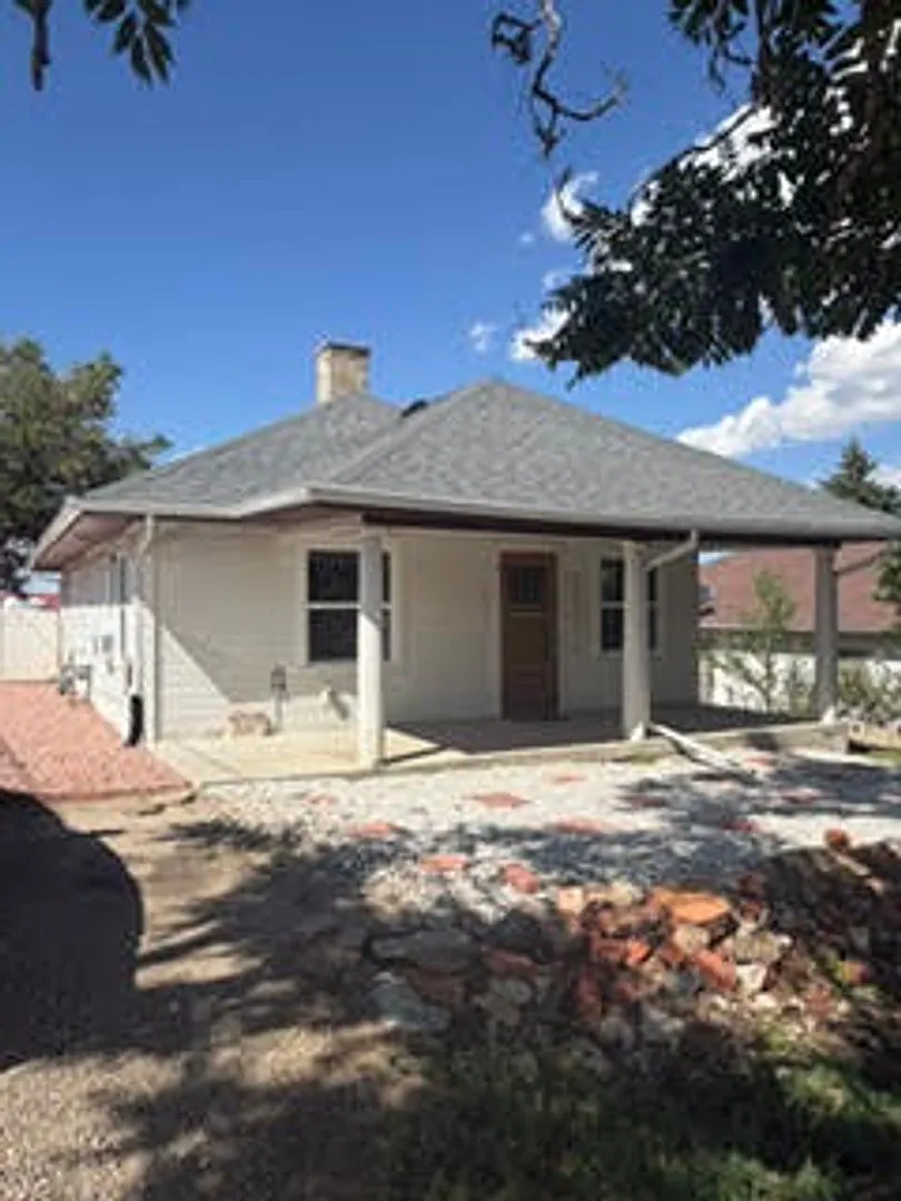Charming 2 bedroom 1 bathroom cottage now available — Photo 1