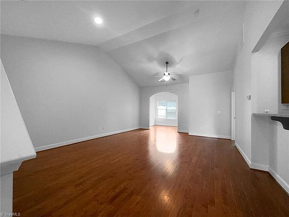 3rd image of 112 Chestnut Bend Dr