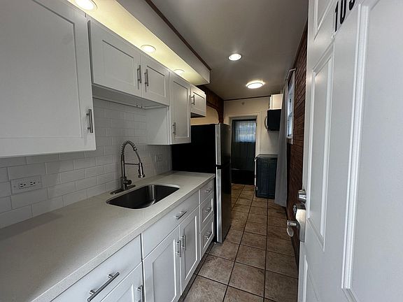 5th image of 2922 Hoyt Ave #105