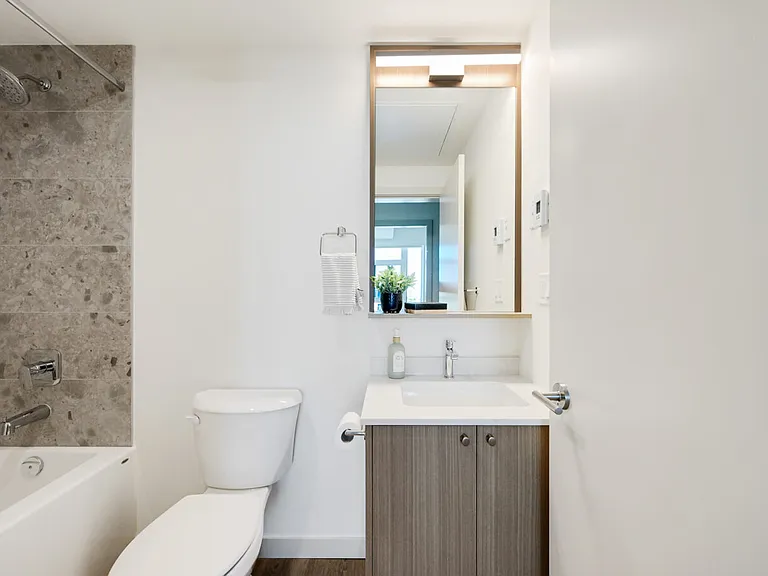 480 Esquimalt Rd — Photo 28