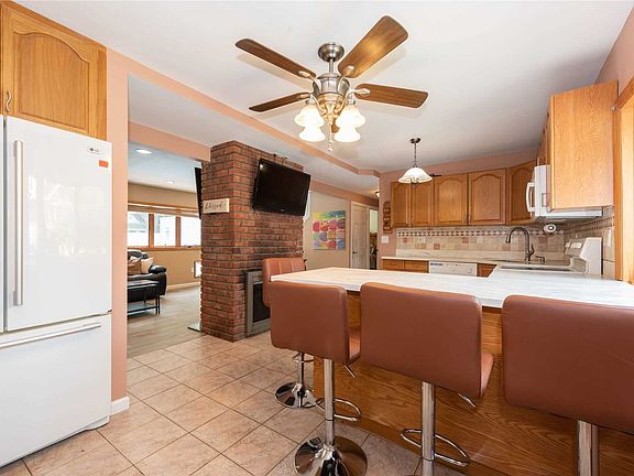 3rd image of 305 Elm Dr S