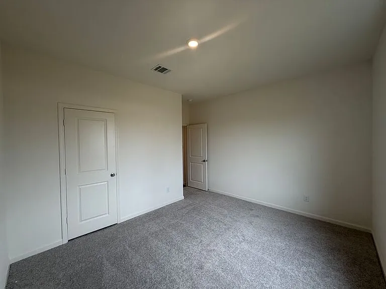 2210 Meadow Park Dr — Photo 12