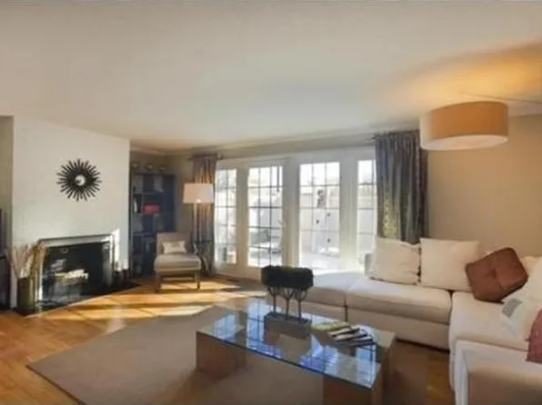 11 Oak St Unit 2, Wellesley, MA 02482