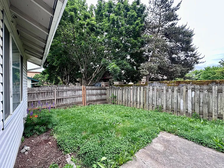 Adorable and Spacious!! Troutdale Duplex in Cul-de-sac!! — Photo 17
