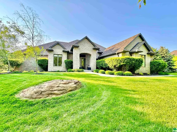 377 W Pinehurst Trl, Dakota Dunes, SD 57049