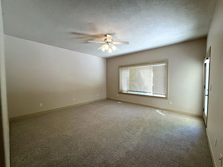 811 E Knoll Ct — Photo 17