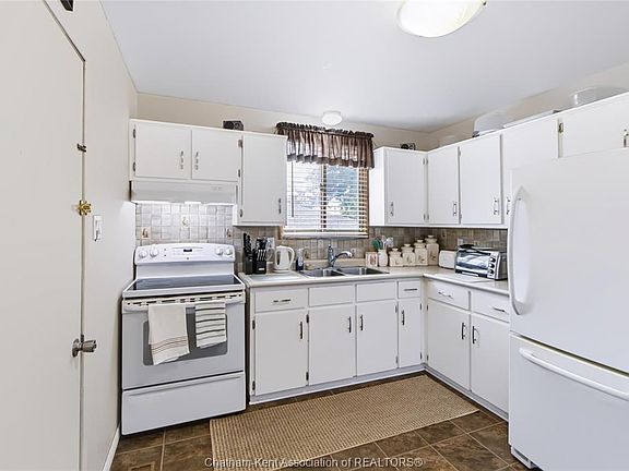 3rd image of 80 Baxter St
