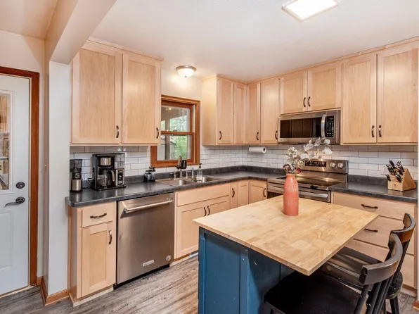 2851 Dellwood St, Roseville, MN 55113