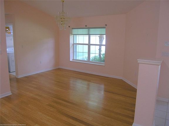 3rd image of 10 Somerset Ln