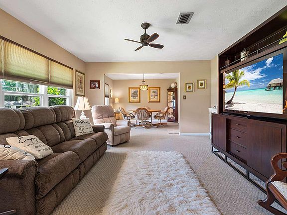 5th image of 509 SE Evergreen Dr