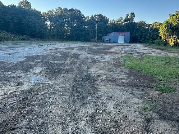 3rd image of 412 Pine Rd