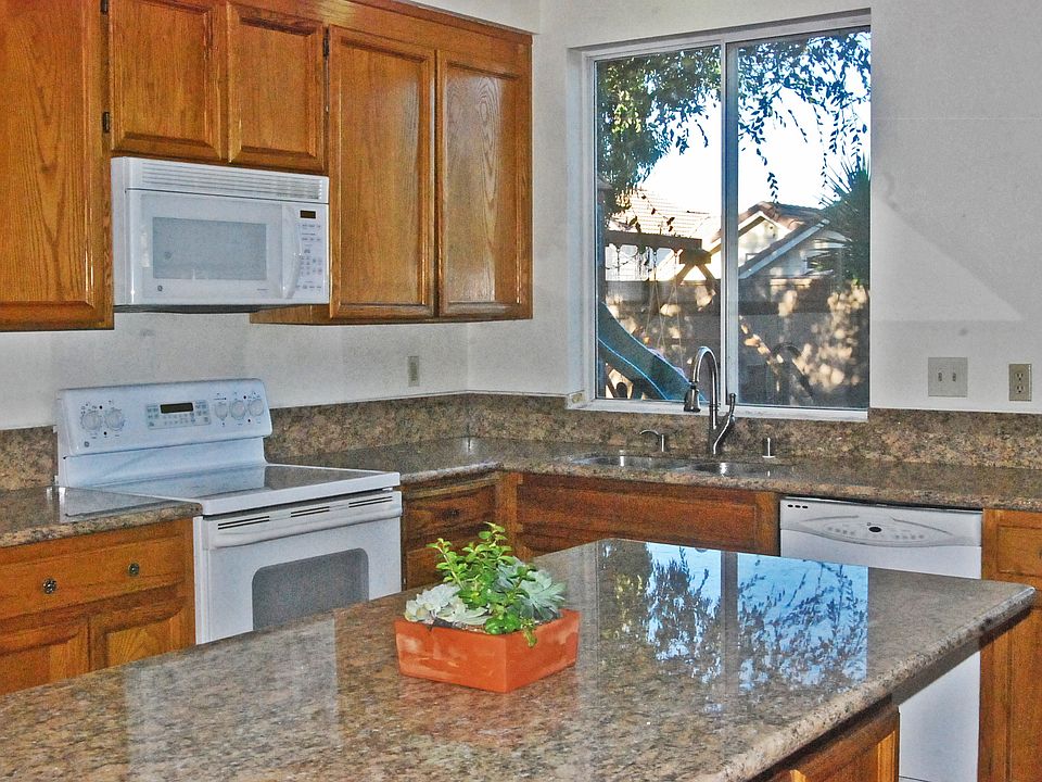 Kitchen with Island /bar