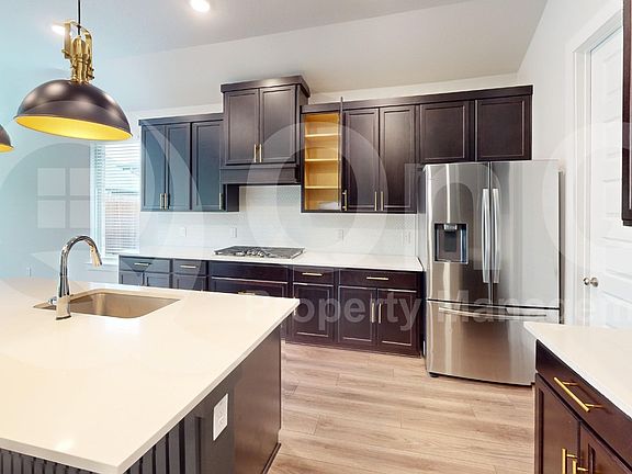 5th image of 923 Hawthorn Ln