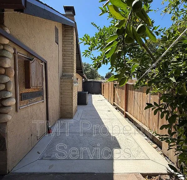 930 Graywood Cir — Photo 38